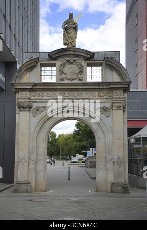Katharinenportal 1668 mit der Schutzpatronin Katharina von Alexandria, Alexandria, historischer Bogen mit Skulptur, Portal, Denkmal, Magdebur Stockfoto