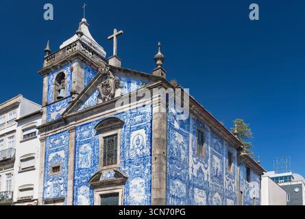 Portugal, Porto, Fassade der Azulejo-verkleideten Capela das Almas oder Kapelle der Seelen aus dem 18. Jahrhundert, auch bekannt als Kapelle Santa Catarina mit 15947 Azulejo-Fliesen, die von Eduardo leite entworfen wurden. Stockfoto
