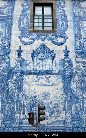 Portugal, Porto, Seitenwand der Azulejo-verkleideten Capela das Almas oder Kapelle der Seelen aus dem 18. Jahrhundert, auch bekannt als Kapelle Santa Catarina mit 15.947 Azulejo-Fliesen, die von Eduardo leite entworfen wurden. Stockfoto