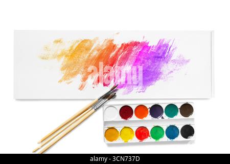 Abstrakte bunte Mischmalereien, Aquarellfarben und Pinsel isoliert über weiß Stockfoto