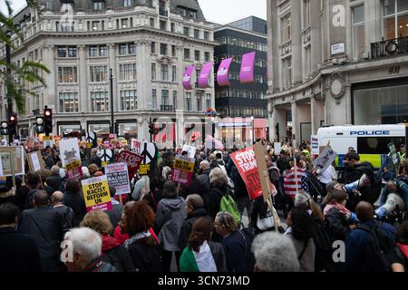 London, Großbritannien. September 2025. Anti-Trump-Demonstranten geben in den Straßen Londons eine Erklärung ab, um gegen Donald Trumps Staatsbesuch in Großbritannien zu protestieren Stockfoto
