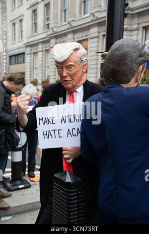 London, Großbritannien. September 2025. Anti-Trump-Demonstranten geben in den Straßen Londons eine Erklärung ab, um gegen Donald Trumps Staatsbesuch in Großbritannien zu protestieren Stockfoto