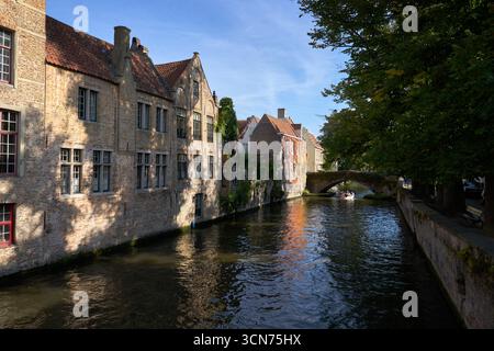 Brügge, Belgien – 14. September 2024 Bootstour unter der Peerdenstraat-Brücke Brügge. Malerische touristische Kanaltour auf dem Groenerei-Kanal unter dem Stockfoto