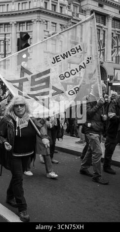 London, Großbritannien. September 2025. Tausende Anti-Trump-Demonstranten marschieren durch die Straßen Londons, um gegen Donald Trumps Staatsbesuch zu protestieren. Stockfoto