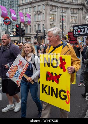 London, Großbritannien. September 2025. Tausende Anti-Trump-Demonstranten marschieren durch die Straßen Londons, um gegen Donald Trumps Staatsbesuch zu protestieren. Stockfoto