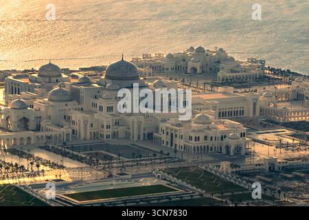 VAE - Abu Dhabi - Qasr Al Watan - Sonnenaufgangslicht auf Kuppeln und Arkaden Stockfoto