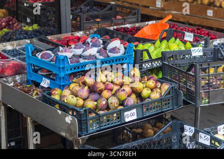 Feigenfrüchte, Birnen, Pflaumen und andere Früchte und Beeren auf dem Bauernstand Stockfoto