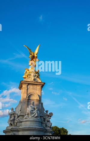 London, UK 09 July 2025 Queen Victoria Memorial mit einer nike-Statue (geflügelte Siege) auf der Oberseite - Denkmal vor dem Buckingham Palace entworfen von Thomas B. Stockfoto