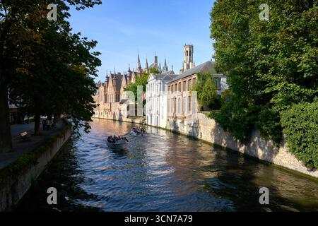Brügge, Belgien – 14. September 2024 Touristenboote von der Peerdenstraat Brücke Brügge. Malerische touristische Kanaltour auf dem Groenerei-Kanal unter dem Stockfoto