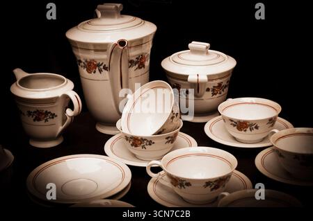 Geschirr für Teezeit zubereitet. Flohmarkt in Paris, Frankreich. Stillleben. Stockfoto