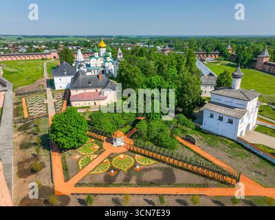 Ein Blick aus der Höhe auf das Kloster Spaso-Jewfimijew mit seinen gepflegten Gärten und Wanderwegen, umgeben von historischen Gebäuden. Stockfoto