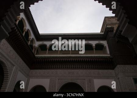 Blick auf den Königlichen Palast von Casablanca, offizielle Residenz der marokkanischen Monarchie, Beispiel für traditionelle Architektur und Symbol der königlichen Macht. Stockfoto