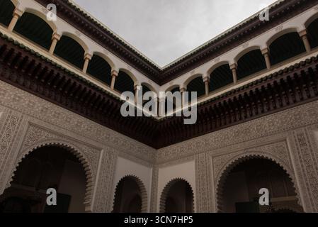 Blick auf den Königlichen Palast von Casablanca, offizielle Residenz der marokkanischen Monarchie, Beispiel für traditionelle Architektur und Symbol der königlichen Macht. Stockfoto