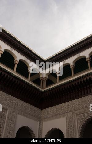 Blick auf den Königlichen Palast von Casablanca, offizielle Residenz der marokkanischen Monarchie, Beispiel für traditionelle Architektur und Symbol der königlichen Macht. Stockfoto