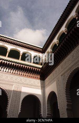 Blick auf den Königlichen Palast von Casablanca, offizielle Residenz der marokkanischen Monarchie, Beispiel für traditionelle Architektur und Symbol der königlichen Macht. Stockfoto
