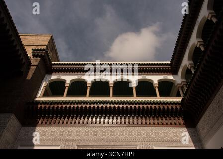 Blick auf den Königlichen Palast von Casablanca, offizielle Residenz der marokkanischen Monarchie, Beispiel für traditionelle Architektur und Symbol der königlichen Macht. Stockfoto