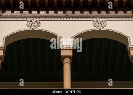 Blick auf den Königlichen Palast von Casablanca, offizielle Residenz der marokkanischen Monarchie, Beispiel für traditionelle Architektur und Symbol der königlichen Macht. Stockfoto