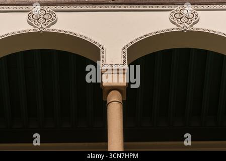Blick auf den Königlichen Palast von Casablanca, offizielle Residenz der marokkanischen Monarchie, Beispiel für traditionelle Architektur und Symbol der königlichen Macht. Stockfoto
