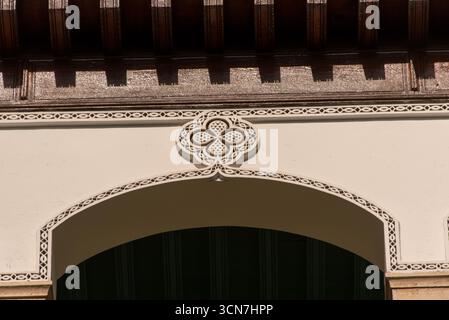 Blick auf den Königlichen Palast von Casablanca, offizielle Residenz der marokkanischen Monarchie, Beispiel für traditionelle Architektur und Symbol der königlichen Macht. Stockfoto
