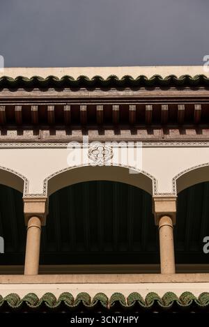 Blick auf den Königlichen Palast von Casablanca, offizielle Residenz der marokkanischen Monarchie, Beispiel für traditionelle Architektur und Symbol der königlichen Macht. Stockfoto