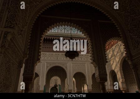 Blick auf den Königlichen Palast von Casablanca, offizielle Residenz der marokkanischen Monarchie, Beispiel für traditionelle Architektur und Symbol der königlichen Macht. Stockfoto