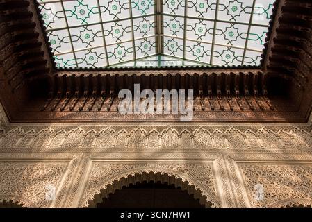 Blick auf den Königlichen Palast von Casablanca, offizielle Residenz der marokkanischen Monarchie, Beispiel für traditionelle Architektur und Symbol der königlichen Macht. Stockfoto