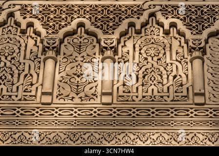 Blick auf den Königlichen Palast von Casablanca, offizielle Residenz der marokkanischen Monarchie, Beispiel für traditionelle Architektur und Symbol der königlichen Macht. Stockfoto