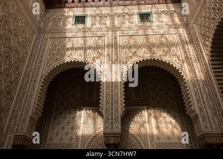 Blick auf den Königlichen Palast von Casablanca, offizielle Residenz der marokkanischen Monarchie, Beispiel für traditionelle Architektur und Symbol der königlichen Macht. Stockfoto