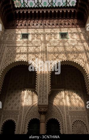 Blick auf den Königlichen Palast von Casablanca, offizielle Residenz der marokkanischen Monarchie, Beispiel für traditionelle Architektur und Symbol der königlichen Macht. Stockfoto