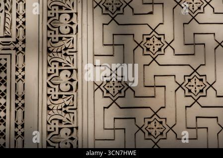 Blick auf den Königlichen Palast von Casablanca, offizielle Residenz der marokkanischen Monarchie, Beispiel für traditionelle Architektur und Symbol der königlichen Macht. Stockfoto