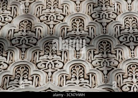 Blick auf den Königlichen Palast von Casablanca, offizielle Residenz der marokkanischen Monarchie, Beispiel für traditionelle Architektur und Symbol der königlichen Macht. Stockfoto