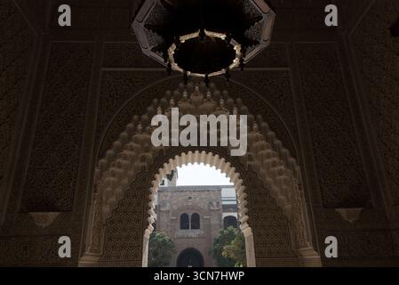 Blick auf den Königlichen Palast von Casablanca, offizielle Residenz der marokkanischen Monarchie, Beispiel für traditionelle Architektur und Symbol der königlichen Macht. Stockfoto