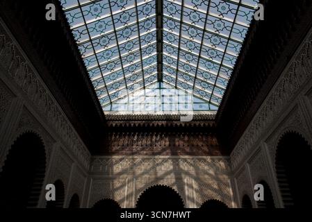 Blick auf den Königlichen Palast von Casablanca, offizielle Residenz der marokkanischen Monarchie, Beispiel für traditionelle Architektur und Symbol der königlichen Macht. Stockfoto