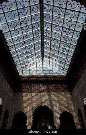 Blick auf den Königlichen Palast von Casablanca, offizielle Residenz der marokkanischen Monarchie, Beispiel für traditionelle Architektur und Symbol der königlichen Macht. Stockfoto