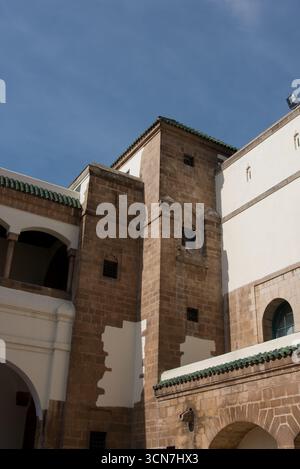Blick auf den Königlichen Palast von Casablanca, offizielle Residenz der marokkanischen Monarchie, Beispiel für traditionelle Architektur und Symbol der königlichen Macht. Stockfoto