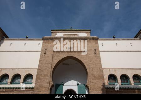Blick auf den Königlichen Palast von Casablanca, offizielle Residenz der marokkanischen Monarchie, Beispiel für traditionelle Architektur und Symbol der königlichen Macht. Stockfoto