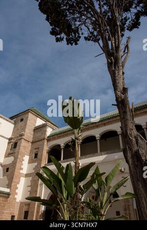 Blick auf den Königlichen Palast von Casablanca, offizielle Residenz der marokkanischen Monarchie, Beispiel für traditionelle Architektur und Symbol der königlichen Macht. Stockfoto