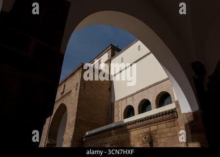 Blick auf den Königlichen Palast von Casablanca, offizielle Residenz der marokkanischen Monarchie, Beispiel für traditionelle Architektur und Symbol der königlichen Macht. Stockfoto