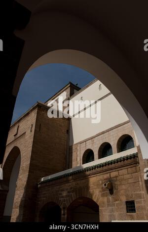 Blick auf den Königlichen Palast von Casablanca, offizielle Residenz der marokkanischen Monarchie, Beispiel für traditionelle Architektur und Symbol der königlichen Macht. Stockfoto