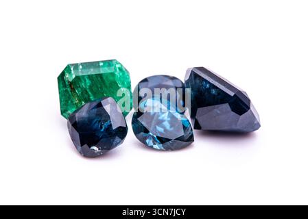 Eine Sammlung blauer und grüner Edelsteine. Die blauen Steine sind größer und die grünen Steine kleiner Stockfoto