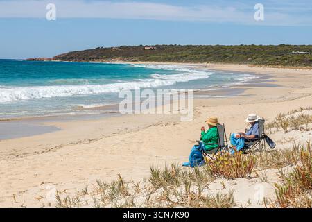 Ein älteres Ehepaar genießt den weißen Sandstrand an der Bunker Bay in der Nähe von Naturaliste, Margaret River Area, Shire of Augusta in der Region Western Austra Stockfoto