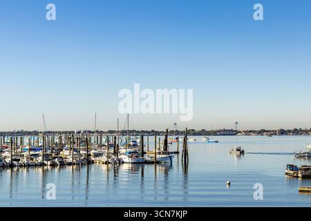 Segelboote legten am City Island Harbor in der Eastchester Bay, der Bronx, New York City an. Boote vor Anker im Yachthafen an einem Sommermorgen. Stockfoto