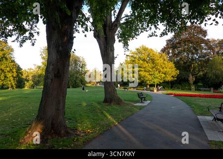 Malerischer Blick auf den Castle Park in Bishops Stortford, Hertfordshire, Großbritannien, mit üppigem grünem Gras, Bäumen und einem geschwungenen Pfad, auf dem die Menschen die Natur genießen Stockfoto