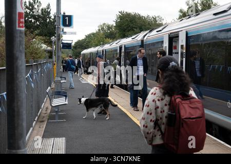 Passagiere und Chiltern Railways Dieselzug am Bahnhof Warwick Parkway, Warwickshire, Großbritannien Stockfoto