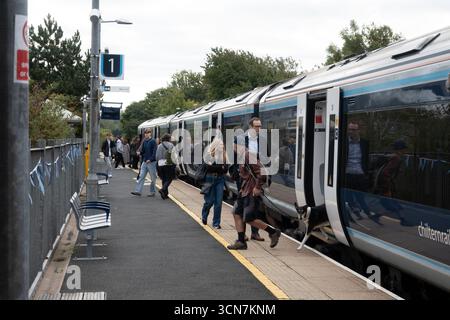Passagiere und Chiltern Railways Dieselzug am Bahnhof Warwick Parkway, Warwickshire, Großbritannien Stockfoto