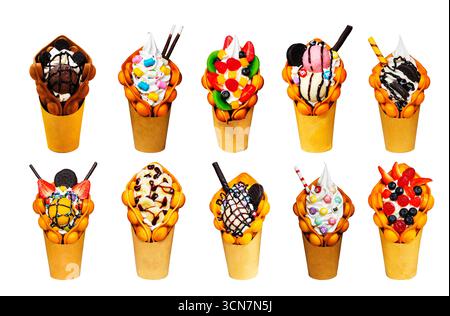 Blasen Sie Waffeln mit Schokolade und verschiedenen Früchten in Pappbecher auf weißem Hintergrund Stockfoto