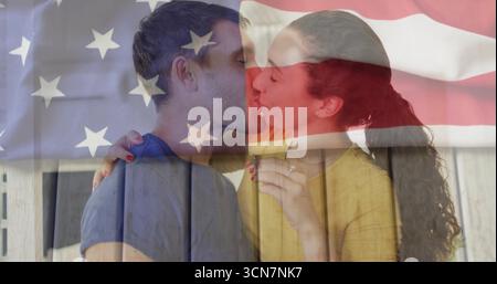 Küssendes Paar auf Holzlatten mit Verlobungsring und bemalten Nägeln unter amerikanischer Flagge Stockfoto