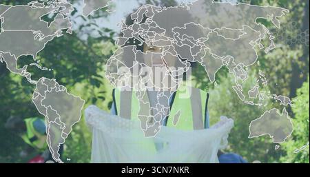 Sammelt Freiwillige mit weißer Tasche in einem bewaldeten Park, trägt Neonwesten Handschuhe, mit Kartenüberzug Stockfoto