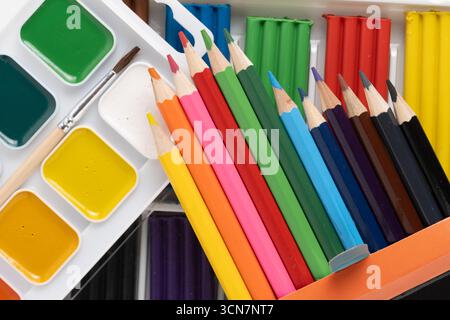 Buntstifte, Plastilin und Aquarellfarben in weißer Box Stockfoto