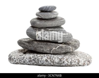 Glatte graue Kieselsteine, die in einer Pyramidenform auf weißem Hintergrund isoliert sind, stehen für Ruhe und Stabilität Stockfoto